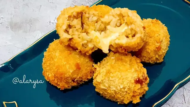 Resep bola-bola nasi goreng mozzarella. (dok. Cookpad @alarysa)