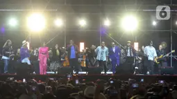 Bersama sejumlah musisi dan penyanyi tanah air, SBY menunjukkan kemampuannya dalam bermusik. (Liputan6.com/Herman Zakharia)