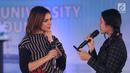 Duta baca Indonesia, Najwa Shihab (kiri) menyimak pertanyaan peserta Emtek Goes To Campus 2017 di Universitas Telkom , Bandung, Rabu (29/11). Najwa juga memberi motivasi bagi peserta EGTC 2017 Bandung. (Liputan6.com/Helmi Fithriansyah)