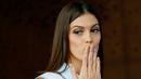 Miss Universe Iris Mittenaere berpose untuk fotografer pada sebuah acara di Manila, Kamis (2/2). Wanita asal Prancis ini melakukan pertemuan dan berbincang dengan Dubes Prancis untuk Filipina, Thierry Mathou. (AP Photo/Bullit Marquez)