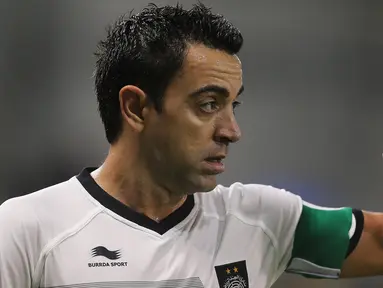 Legenda Spanyol dan Barcelona, Xavi Hernandez saat berlaga di pertandingan antara Qatar Stars League melawan Lekhwiya di Doha (27/11/2015). Xavi mengaku sudah mulai beradaptasi dan senang bisa bermain di Qatar.(AFP Photo/Karim Jaafar)