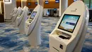 Kios check-in terlihat di Jewel Changi Airport, Singapura, 11 April 2019. Bandara ini berbentuk donat yang menghubungan tiga dari empat terminal Bandara Changi saat ini. (REUTERS/Feline Lim)