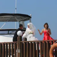 Setelah melakukan atraksi terjun dari helikopter demi menunjukkan cintanya pada Angel Lelga, Vicky menghampiri sang istri yang sedang berada di atas speed boat. (Nurwahyunan/Bintang.com)