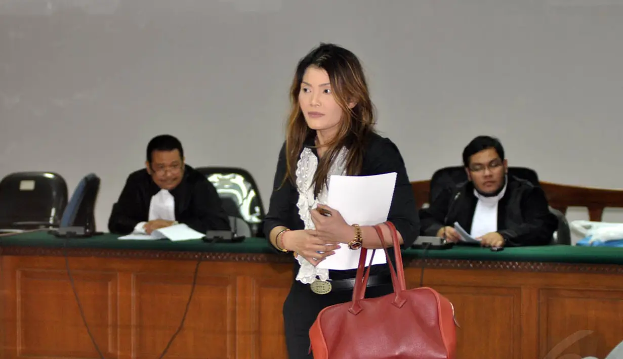 Terdakwa kasus suap di SKK Migas, Artha Meris Simbolon, saat menghadiri sidang pembacaan pleidoi di Pengadilan Tipikor, Jakarta, Kamis (13/11/2014).  (Liputan6.com/Miftahul Hayat)