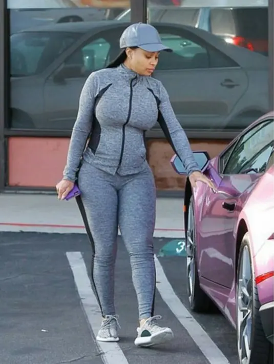 “Aku sangat mencintai kamu dan Dream dan sangat menghargai kalian berdua. Aku tahu emua orang mengatakan ini kembaranku, tetapi hidungnya seperti kamu Chy. Lol.,” lanjut Rob di tulisan captionnya. (Instagram/blacchyna)