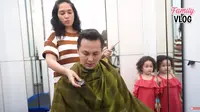 Ussy Sulistiawaty cukur rambut Andhika Pratama (Sumber: YouTube/Ussy Andhika Official)