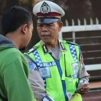 Bripka Seladi gak pernah mau disuap saat menilang pengendara. Demikian juga bikin SIM, dia ogah disogok untuk pelicinan buat SIM. Mantap!