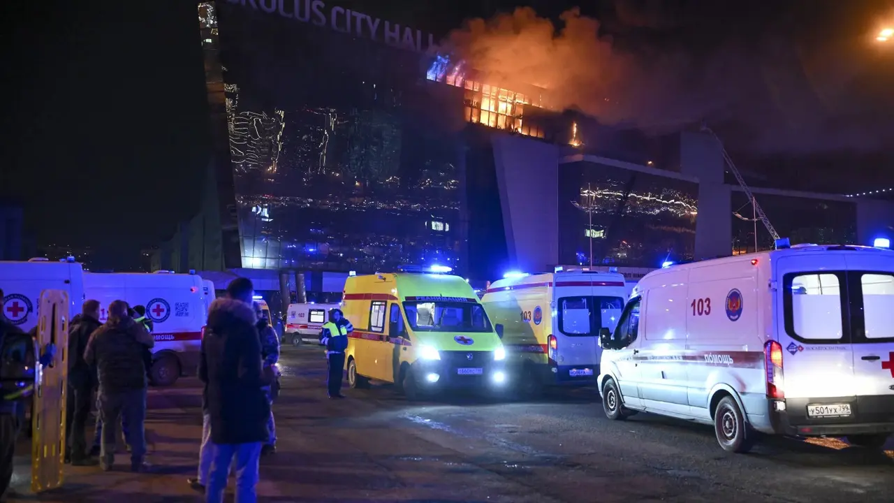 Lokasi penembakan massal dan pembakaran di tempat konser band Picnic, Crocus City Hall, di Moskow, Rusia. (AP/Dmitry Serebryakov)