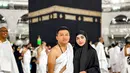 Ashanty juga membagikan momen bersama sang suami saat berada di depan kabah. Dirinya begitu bersyukur bisa menjalani puasa Ramadhan sekaligus umroh. (Liputan6.com/IG/@ashanty_ash)