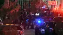 Petugas berjaga setelah pria bersenjata melepaskan tembakan ke Walmart di Thornton, Colorado, AS (/11). Polisi mengatakan dua pria telah meninggal dan satu wanita dibawa ke rumah sakit setelah penembakan tersebut. (John Leyba / The Denver Post via AP)