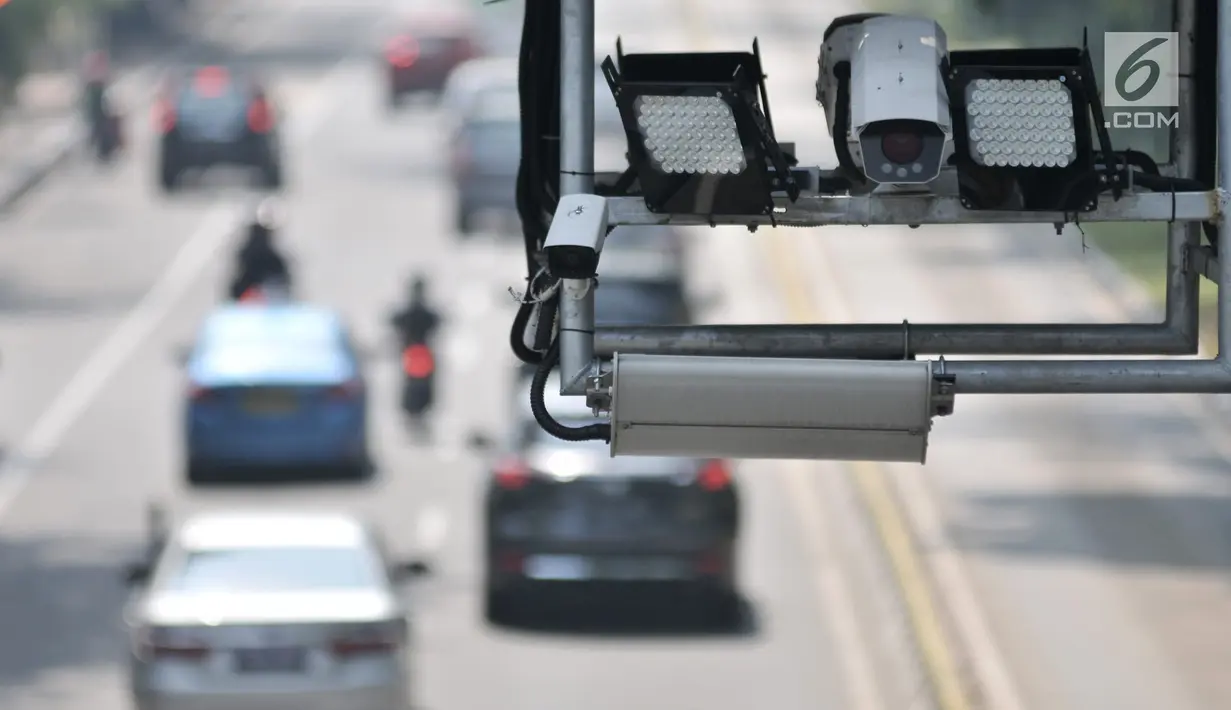 Kamera pengawas atau CCTV sistem Electronic Traffic Law Enforcement (ETLE) terpasang di JPO Jalan Medan Merdeka Barat, Jakarta, Senin (1/7/2019). Direktorat Lalu Lintas Polda Metro Jaya menambah 10 titik baru penempatan kamera CCTV untuk penilangan sistem ETLE. (merdeka.com/Iqbal Nugroho)