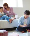 Ilustrasi Keluarga Bahagia Ibu Ayah Anak / Freepik by pressfoto