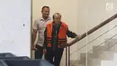 Tersangka Direktur PT Moderna Teknik Perkasa, Susilo Prabowo (kanan) usai diperiksa di Gedung KPK, Jakarta, Kamis (2/8). Susilo diperiksa terkait dugaan suap proyek infrastruktur di Kabupaten Tulungagung dan Kota Blitar. (Liputan6.com/Herman Zakharia)