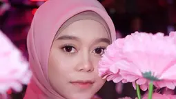 Penyanyi jebolan D'Academy ini selalu memperhatikan gaya penampilannya. Seperti saat sesi pemotretan, Lesty memakai outfit merah muda yang membuatnya tampak cerah. Aura kecantikan Lesty begitu terpancarkan di pemotretan tersebut. (Liputan6.com/IG/@lestykejora)