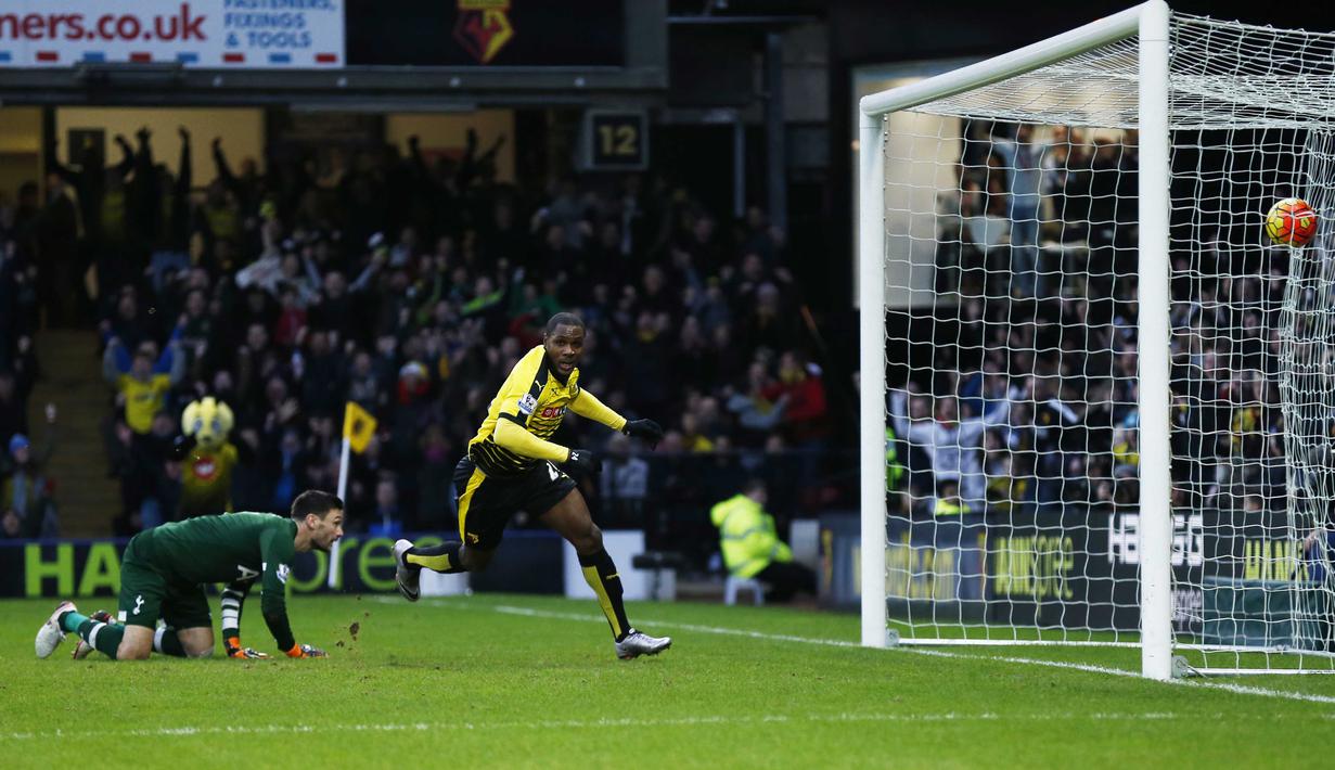  Pemain Watford, Odion Ighalo mencetak gol ke gawang Tottenham Hotspurs yang dijaga Hugo Lloris pada lanjutan Liga Premier Inggris di Stadion Vacarage Road, Inggris, Selasa (29/12/2015) dini hari WIB. Spurs menang 2-1. (Reuters/Eddie Keogh)