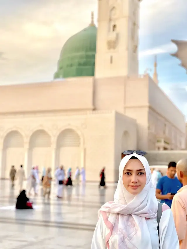 7 Gaya Yulita MasterChef saat Umrah Bareng Suami