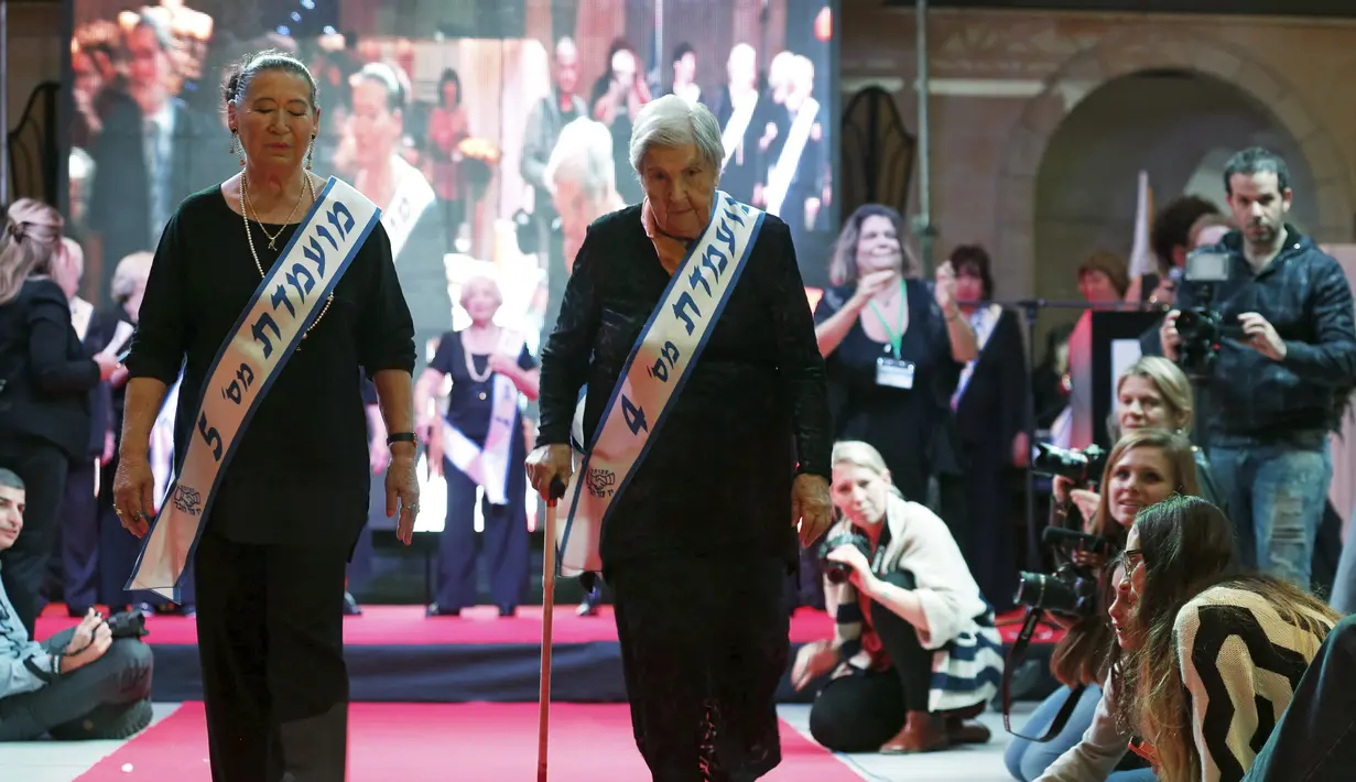 (Ki-ka) Rivka Shtanger  (74 )  dan Judith Rosenzweig  (81) berjalan di atas panggung saat mengikuti kontes kecantikan Miss Holocaust Survivor di Israel, Selasa (24/11). (REUTERS/Amir Cohen)