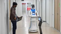 Teknisi mengecek robot Amy (tengah) dan Temi (kanan) saat simulasi membantu petugas medis dalam menangani pasien virus corona COVID-19 di Rumah Sakit Pertamina Jaya (RSPJ), Jakarta, Kamis (16/4/2020). RSPJ mengerahkan dua robot untuk membantu petugas medis menangani COVID-19. (ADEK BERRY/AFP)