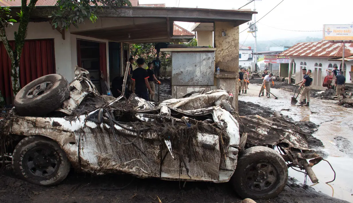 Sementara, 27 orang masih dinyatakan hilang, 37 luka-luka dan 3.396 jiwa mengungsi. (AP Photo/Sutan Malik Kayo)