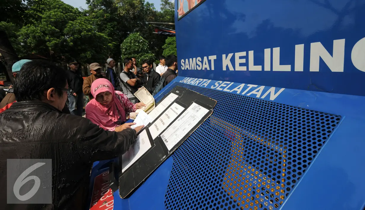 Warga mengisi formulir di Gerai Samsat Keliling di Jalan Kalibata Raya, Jakarta, Senin (11/7). Pasca libur lebaran 2016, gerai Samsat Keliling kembali beroperasi melayani pembayaran pajak kendaraan bermotor. (Liputan6.com/Helmi Fithriansyah)