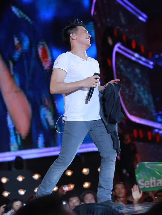 Vokalis ganteng yang satu ini memang tak pernah gagal mencuri perhatian para penonton. Ariel NOAH menjadi salah satu pembuka konser dan menyanyikan lagu ‘Raja Negeriku’ dan diikuti oleh para penonton. (Galih W. Satria/Bintang.com)