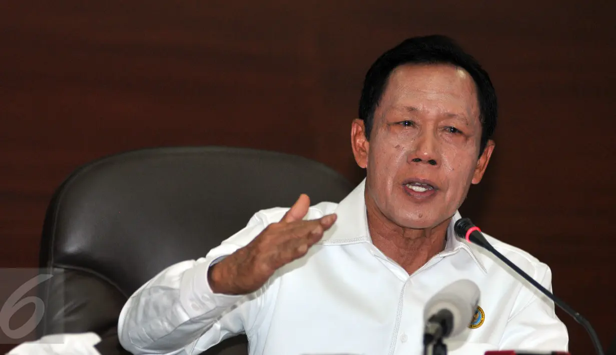 Kepala BIN Sutiyoso menggelar konferensi pers pasca Ledakan di Kawasan Thamrin, Jakarta, Jumat (15/1/2016). Sutiyoso menghendaki BIN diberikan wewenang menangkap dan menahan teroris oleh Pemerintah. (Liputan6.com/Yoppy Renato)