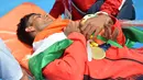 Atlet dayung India, Dushyant mendapat perawatan medis usai meraih medali perunggu pada final dayung kelas ringan tunggal putra Asian Games 2018 di Palembang, Sumatera Selatan, Jumat (24/8). (ANTARA FOTO/INASGOC/Nova Wahyudi/nym/18)