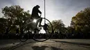 Seorang penggemar sepeda yang mereka sebut penny-farthing, atau yang juga dikenal sebagai high wheel, dalam kompetisi tradisional 'One Mile Race' di Taman Letna, Praha, Republik Ceko, pada 1 November 2025. Untuk diketahui, penny-farthings merupakan model sepeda dengan satu roda besar dan satu roda kecil. (Michal Cizek/AFP)