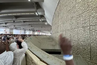 Jamaah haji melempar jumrah aqobah di Jamarat, Mina, Makkah, Arab Saudi, Rabu, 27 Mei 2026. (dok. Media Center Haji 2026)