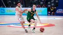 <p>Pebasket Brasil, Marcelinho Huertas (kanan) berusaha melewati pebasket Iran, Sajjad Mashayekhi pada laga Grup G Piala Dunia FIBA 2023 antara Timnas Basket Iran menghadapi Brasil di Indonesia Arena, Senayan, Jakarta, Sabtu (26/08/2023). (Bola.com/Bagaskara Lazuardi)</p>