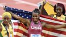 Pelari Amerika Serikat, Sha’Carri Richardson (tengah) berfoto bersama dengan dua pelari Jamaika, Sha’Carri Richardson (kiri) dan Shericka Jackson setelah final 100 meter putri Kejuaraan Dunia Atletik 2023 di National Athletics Centre, Budapest, Hungaria, pada 22 Augustus 2023. (AP Photo/Attila Kisbenedek)