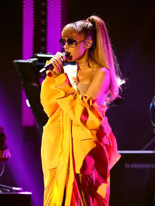 Sesama rekan selebriti, para sahabat Ariana pun turut  bersedih atas kejadian ledakan bom di Manchester di penghujung konser Ariana. Di media sosial, doa dan penyemangat untuk Ariana pun mereka berikan. (AFP/Bintang.com)
