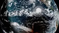 Bayangan bulan melewati selatan Badai Barbara selama gerhana matahari total 2 Juli 2019, dalam foto ini ditangkap oleh satelit NOAA / NASA GOES West. (Kredit: CIRA / NOAA)
