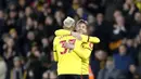 Pemain Watford Roberto Pereyra dan Kiko Femenia merayakan kemenangan atas Liverpool pada laga Premier League di Stadion Vicarage Road, Sabtu (29/2/2020). Watford menang 3-0 atas Liverpool. (AP/Alastair Grant)