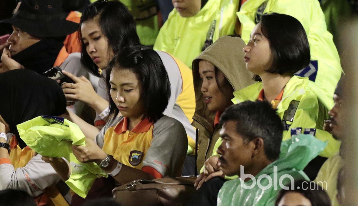 Jas hujan selalu mereka siapkan mengingat cuaca yang sering hujan saat laga Bhayangkara FC melawan Semen Padang pada babak delapan besar Piala Presiden 2017 di Stadion Manahan, Solo, (26/2/2017). (Bola.com/Nicklas Hanoatubun) 