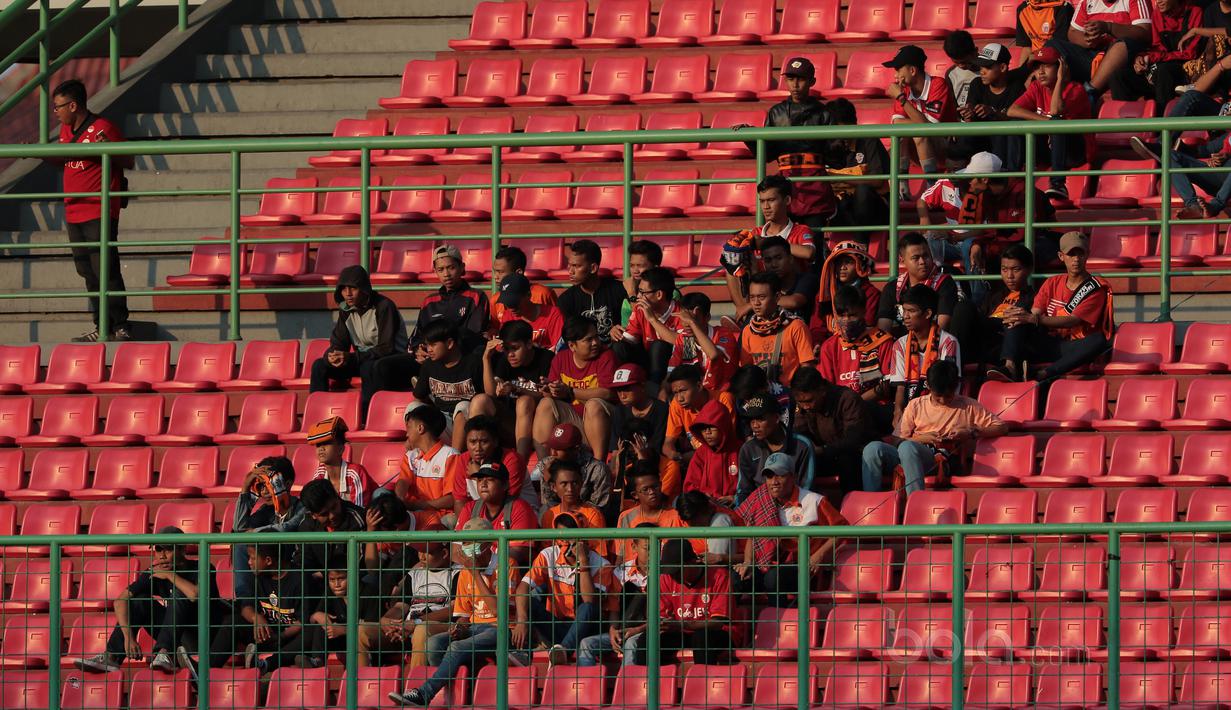 The Jakmania saat menonton Persija Jakarta U-19 melawan Sriwijaya FC U-19 pada laga perdana Liga 1 U-19 di Stadion Patriot, Bekasi, Sabtu (8/7/2017). Persija U19 bermain imbang 1-1. (Bola.com/Nicklas Hanoatubun)