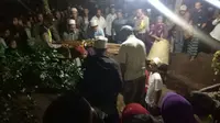 Pemakaman tiga anak yang diminumkan racun oleh ibu di Jombang. (Liputan6.com/Dian Kurniawan)