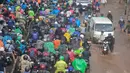 Kondisi ini disebabkan oleh curah hujan lebat yang disertai angin kencang sejak tengah malam tadi hingga meluapnya aliran Kali Mookervart. Tampak dalam foto, antrean pengendara motor yang mencoba menerobos banjir di Jalan Daan Mogot, Jakarta, Jumat (23/1/02026). (merdeka.com/ Arie Basuki)