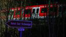 Lokasi kecelakaan dua kereta komuter S-bahn di Schaeftlarn di distrik Munich, Jerman pada 14 Februari 2022. Kecelakaan yang terjadi sekitar pukul 16.40 waktu setempat itu belum diketahui apa penyebab tabrakan. (MICHAELA REHLE / AFP)