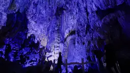 Seorang turis mengunjungi gua Yinziyan di daerah Lipu, kota Guilin, di wilayah Guangxi selatan China (10/1/2023). Gua Yinziyan membentang sepanjang 12 kilometer dan melewati 12 gunung. (AFP/China Out)