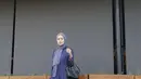 Kombinasi tunic biru dongker dengan hijab pashmina warna stone juga menjadi pilihan OOTD yang menarik. (Instagram/fairuzsakinah).