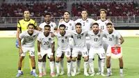 Pemain Timnas Indonesia berfoto sesaat jelang melawa Lebanon pada laga FIFA Matchday yang berlangsung di Stadion Gelora Bung Tomo, Surabaya, Senin (8/9/2025) malam WIB. (Bola.com/Abdul Aziz)