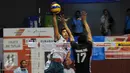 Pemain Jakarta BNI Taplus, Ramsil Huda melakukan melakukan smesh ke daerah Surabaya Samator pada laga putaran kedua Pertamina Proliga 2016 di Hall A Senayan Jakarta, Jumat (1/4/2016). BNI Taplus kalah 2-3 dari Samator. (Liputan6.com/Helmi Fithriansyah)