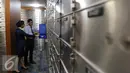 Karyawan memeriksa lemari Safe Deposit Box (SDB) di kantor cabang Bank Mandiri di Jakarta, Selasa (26/4). Jumlah pengguna SDB di Bank Mandiri mencapai lebih dari 150.000 nasabah. (Liputan6.com/Angga Yuniar)