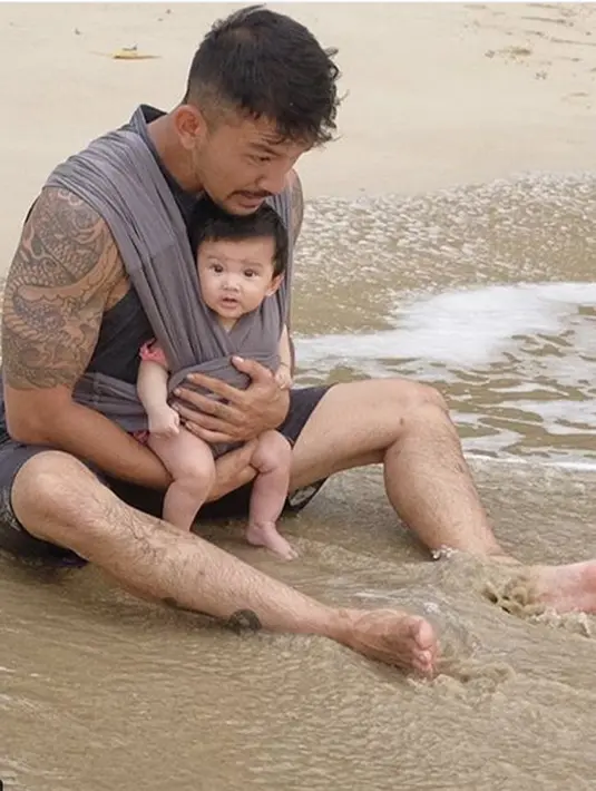 Pertama, ada Rio Dewanto. Suami Atiqah Hasiholan ini sibuk banget dengan dunia aktingnya. Namun lihat, Rio masih meluangkan waktunya bersama sang anak untuk bermain-main di tepi pantai. (Doc. Instagram)