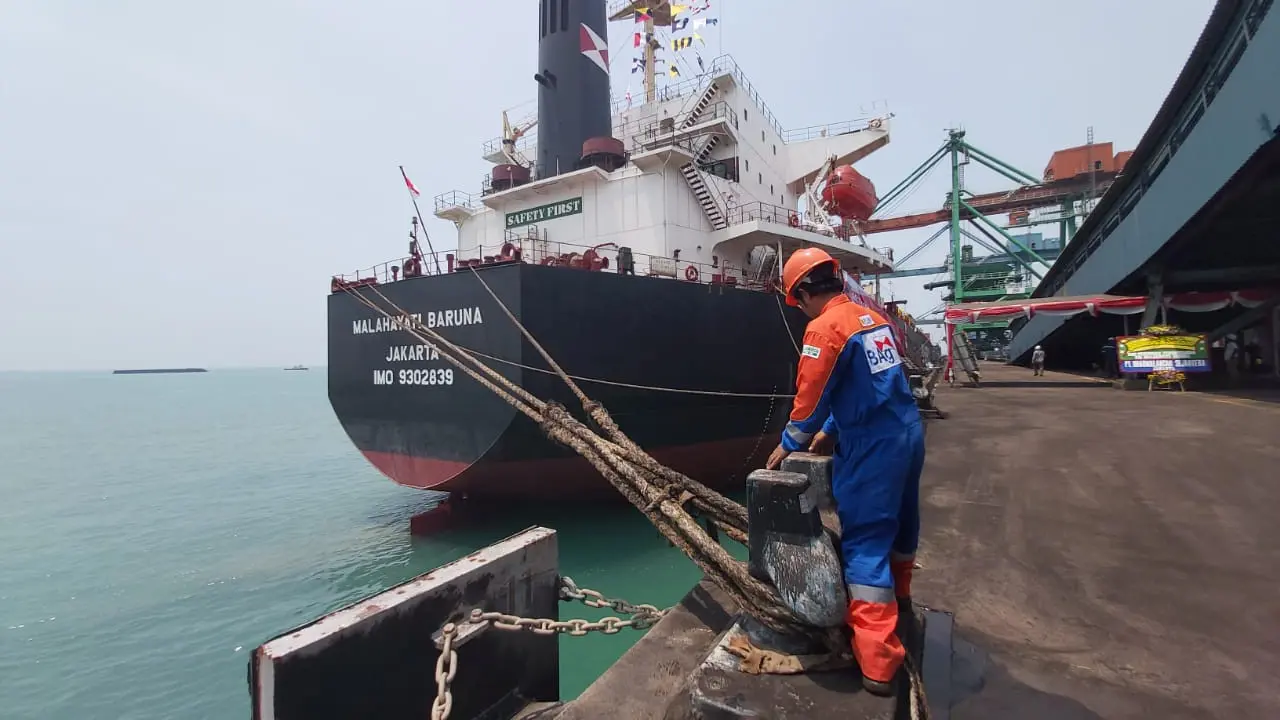 PT PLN (Persero) mengoperasikan kapal KM Malahayati Baruna.