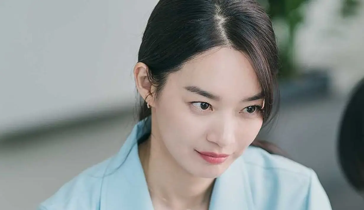 Di serial ini Shin Min Ah berperan sebagai Yoon Hye Jin, seorang dokter gigi yang pindah dari Seoul ke desa di tepi laut Gongjin. (Foto: Instagram/tvndrama.official)