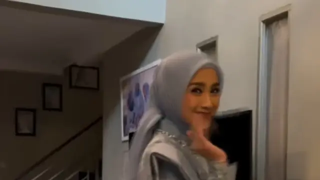 Penampilan Desy Ratnasari di Resepsi Pernikahan Putri Zulhas Jadi Sorotan, Disebut Awet Muda. (instagram/desyratnasariterdepan)