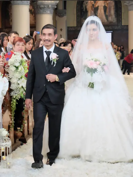 Chelsea Olivia berjalan perlahan didampingi sang ayah menuju altar dimana Glenn telah menunggunya. Berbalut gaun pengantin putih dengan tudung panjang menjuntai indah, Chelsea menjadi wanita paling bahagia di dunia hari ini. (via instagram/@sherlylylyly)