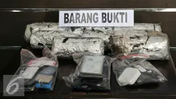 Barang bukti sabu kristal yang diamankan petugas BNN, Jakarta, Rabu (15/6). BNN dan Bea Cukai berhasil membongkar gudang narkoba jaringan lapas dengan barang bukti 40kg sabu kristal. (Liputan6.com/Yoppy Renato)